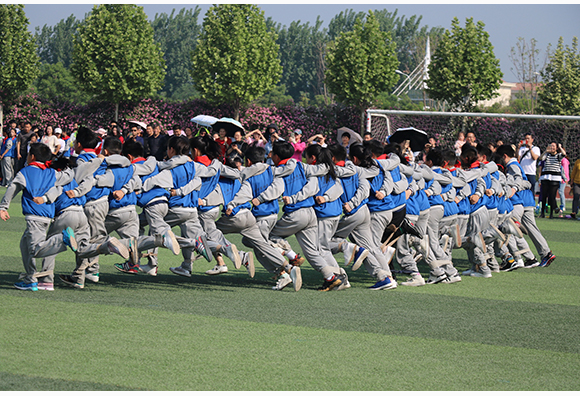 24.小学部“团结一致向前冲”活动，展示班级风采.jpg